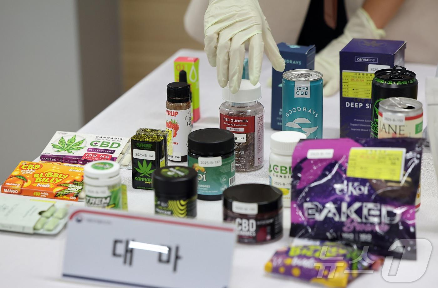 2일 오전 서울 양천구 서울지방식약청 브리핑실에 ‘마약성분 함유 의심 해외직구식품&#39;들이 진열되어 있다.  2025.9.2/뉴스1 ⓒ News1 김진환 기자