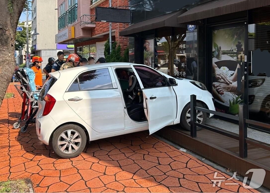 본문 이미지 - 2일 오전 제주시 노형동에서 모닝 차량이 상점으로 돌진했다.(제주도소방안전본부 제공. 재판매 및 DB 금지)
