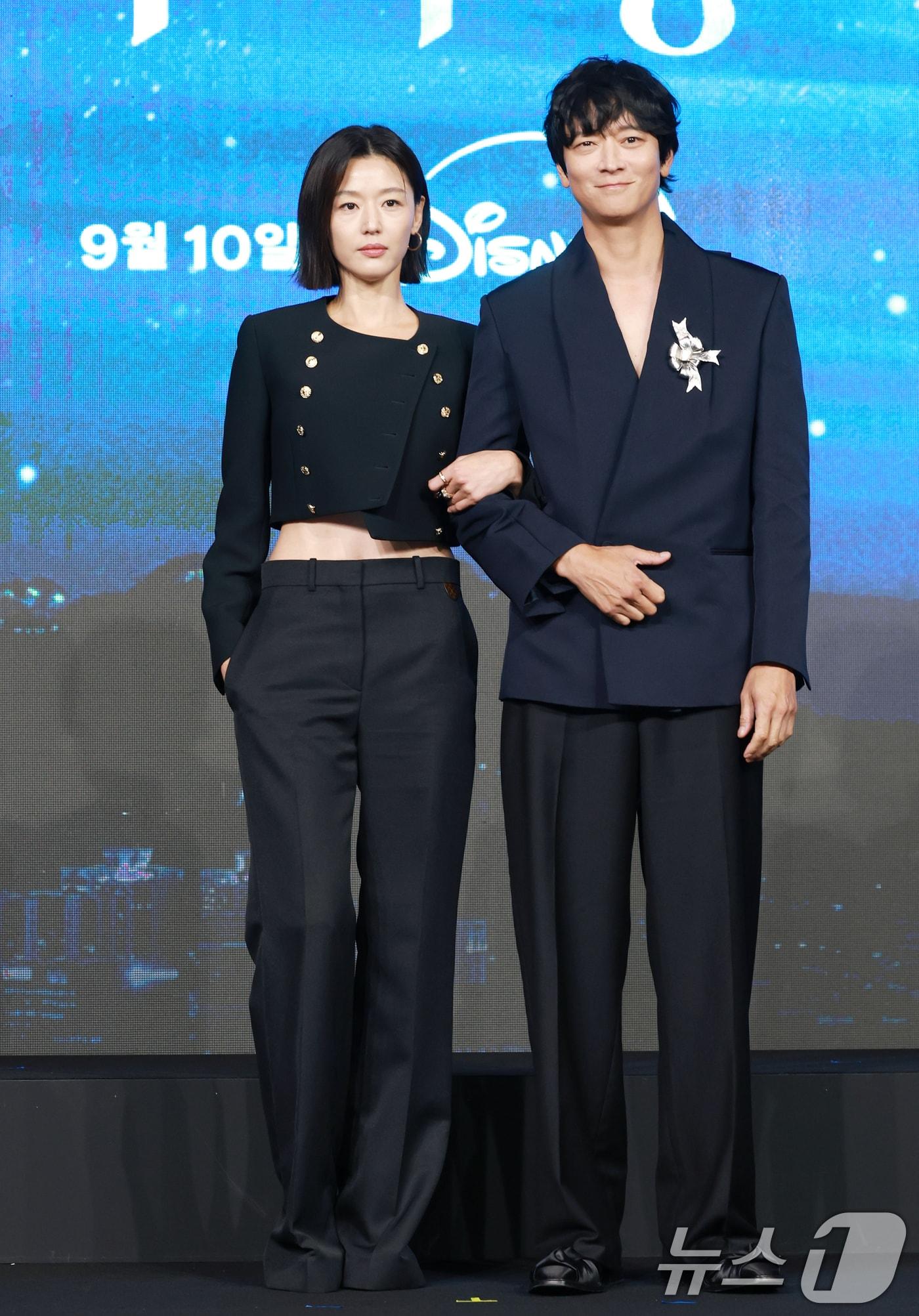 본문 이미지 - 배우 전지현과 강동원(오른쪽)이 2일 오전 서울 종로구 포시즌스 호텔에서 열린 디즈니 플러스 오리지널 시리즈 '북극성' 제작발표회에 참석해 포즈를 취하고 있다. '북극성'은 유엔대사로서 국제적 명성을 쌓아온 문주(전지현 분)가 대통령 후보 피격 사건의 배후를 쫓는 가운데, 그녀를 지켜야만 하는 국적 불명의 특수요원 산호(강동원 분)와 함께 한반도를 위협하는 거대한 진실을 마주하는 이야기를 그린 드라마다. 2025.9.2/뉴스1 ⓒ News1 권현진 기자