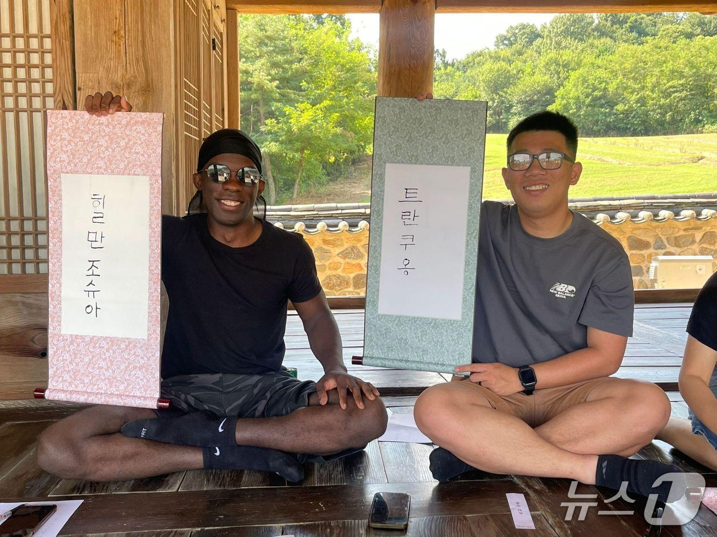 본문 이미지 - ‘SEONBI Journey In Korea’ 프로그램 참여자들이 돈암서원에서 캘리그라피를 하고 있다. &#40;논산시 제공. 재판매 및 DB금지&#41;2025.9.2/뉴스1