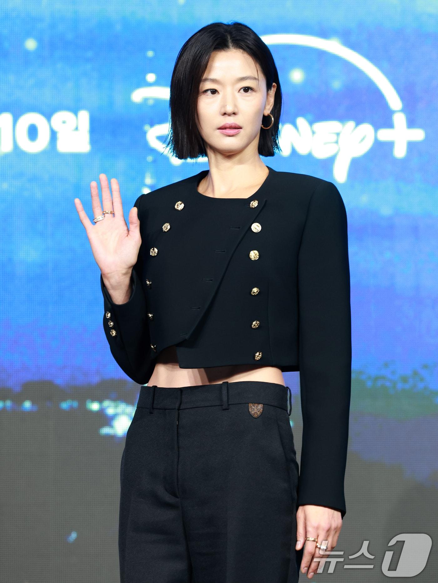 본문 이미지 - 배우 전지현이 2일 오전 서울 종로구 포시즌스 호텔에서 열린 디즈니 플러스 오리지널 시리즈 '북극성' 제작발표회에 참석해 포즈를 취하고 있다. ⓒ 뉴스1 권현진 기자