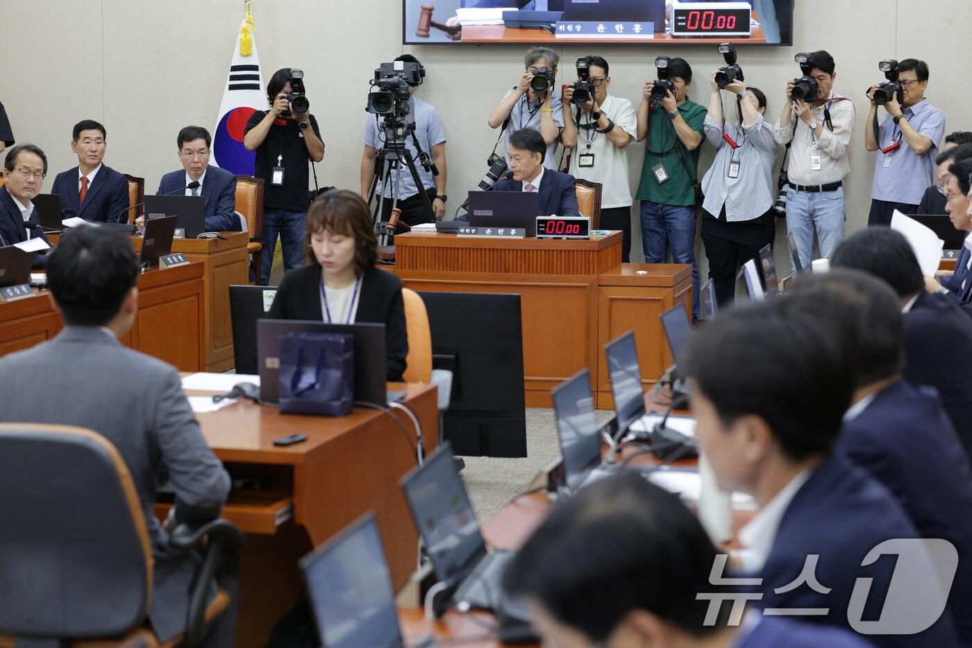 윤한홍 정무위원장이 2일 오전 서울 여의도 국회 정무위원회에서 열린 이억원 금융위원장 후보자에 대한 인사청문회에서 정회를 선포하고 있다. 2025.9.2/뉴스1 ⓒ News1 신웅수 기자