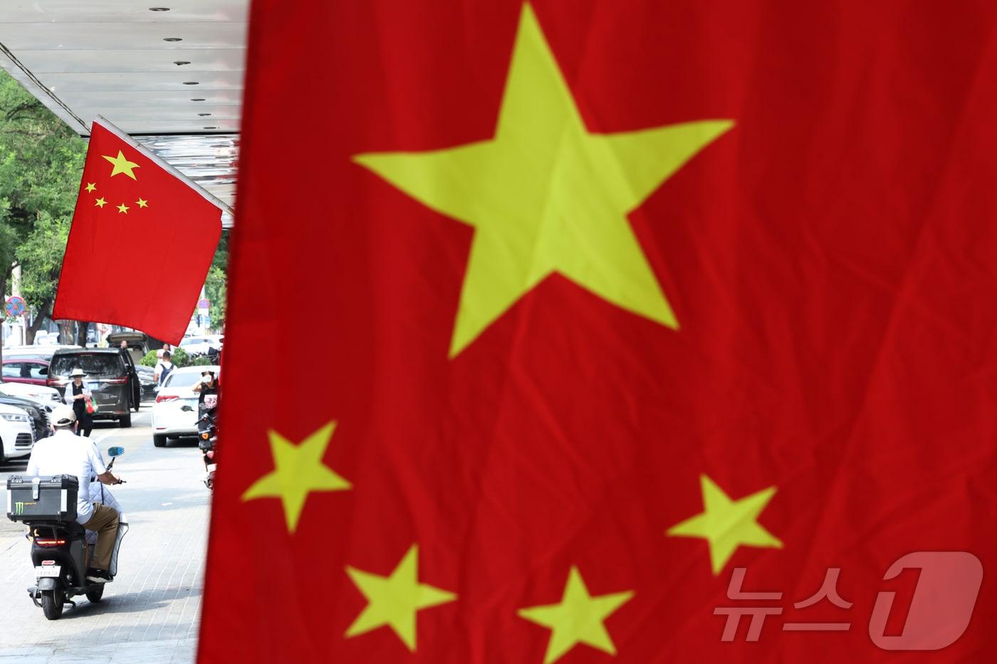 중국 '전승절'(항일전쟁 및 반파시스트 전쟁 승리) 80주년 행사를 하루 앞둔 2일 중국 베이징 상점가에 오성홍기가 걸려 있다. 2025.9.2/뉴스1 ⓒ News1 박정호 기자