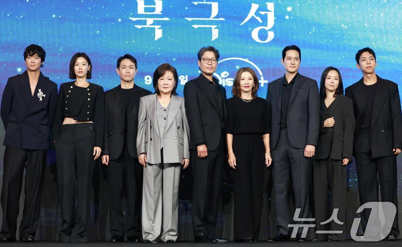 배우 강동원(왼쪽부터)과 전지현, 오전세, 김해숙, 유재명, 이미숙, 박해준, 이상희, 주종혁이 2일 오전 서울 종로구 포시즌스 호텔에서 열린 디즈니 플러스 오리지널 시리즈 '북극성' 제작발표회에 참석해 포즈를 취하고 있다. '북극성'은 유엔대사로서 국제적 명성을 쌓아온 문주(전지현 분)가 대통령 후보 피격 사건의 배후를 쫓는 가운데, 그녀를 지켜야만 하는 국적 불명의 특수요원 산호(강동원 분)와 함께 한반도를 위협하는 거대한 진실을 마주하는 이야기를 그린 드라마다. 2025.9.2/뉴스1 ⓒ News1 권현진 기자