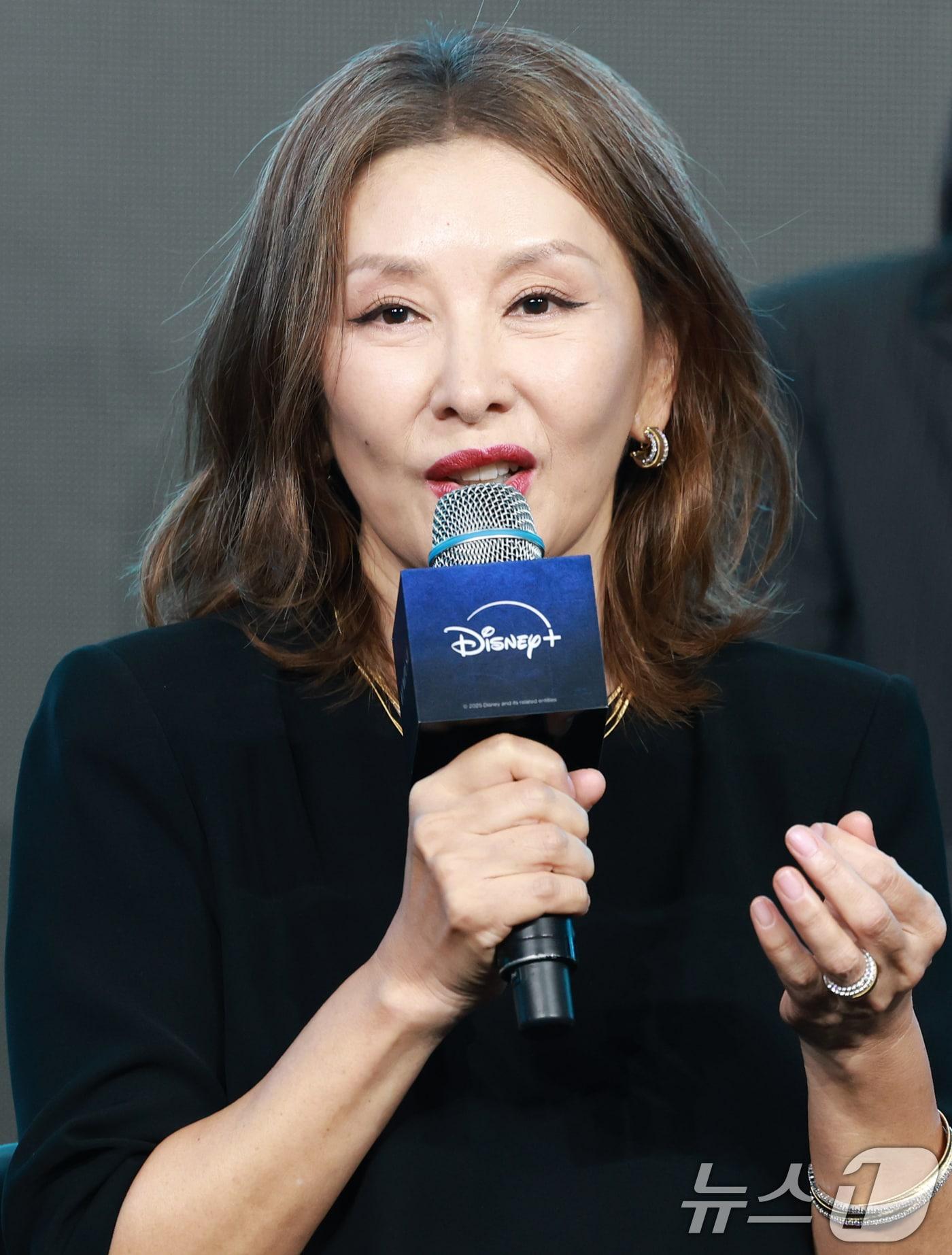 본문 이미지 - 배우 이미숙이 2일 오전 서울 종로구 포시즌스 호텔에서 열린 디즈니 플러스 오리지널 시리즈 '북극성' 제작발표회에 참석해 인사말을 하고 있다. '북극성'은 유엔대사로서 국제적 명성을 쌓아온 문주(전지현 분)가 대통령 후보 피격 사건의 배후를 쫓는 가운데, 그녀를 지켜야만 하는 국적 불명의 특수요원 산호(강동원 분)와 함께 한반도를 위협하는 거대한 진실을 마주하는 이야기를 그린 드라마다. 2025.9.2/뉴스1 ⓒ News1 권현진 기자