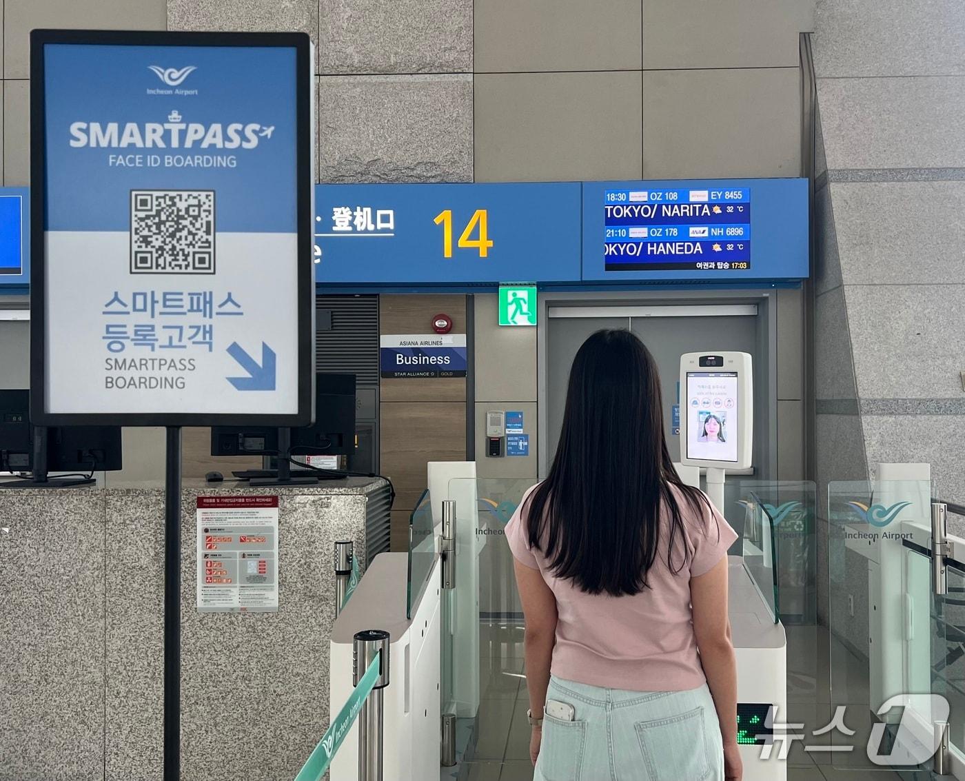 본문 이미지 - 인천공항 제1여객터미널 항공기 탑승구에서 여객이 스마트패스를 이용해 탑승수속을 진행 중인 모습.(인천국제공항공사 제공. 재배포 및 DB금지)2025.9.2/뉴스1