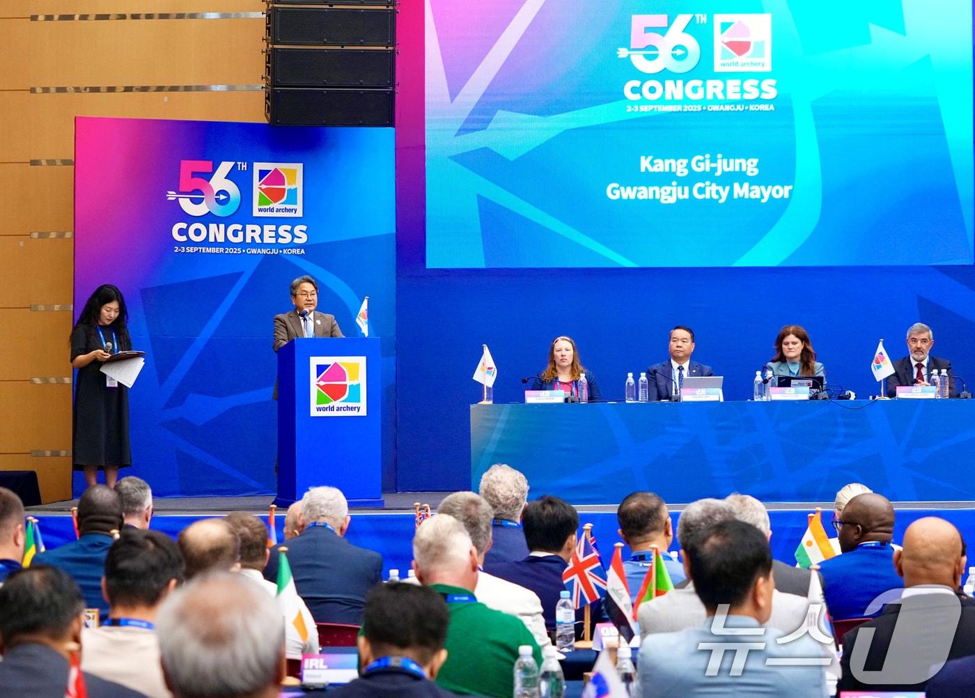 본문 이미지 - 강기정 광주시장이 2일 김대중컨벤션센터에서 열린 세계양궁연맹 총회 본회의에 참석해 환영사를 하고 있다. &#40;광주시 제공. 재판매 및 DB금지&#41; 2025.9.2/뉴스1 ⓒ News1