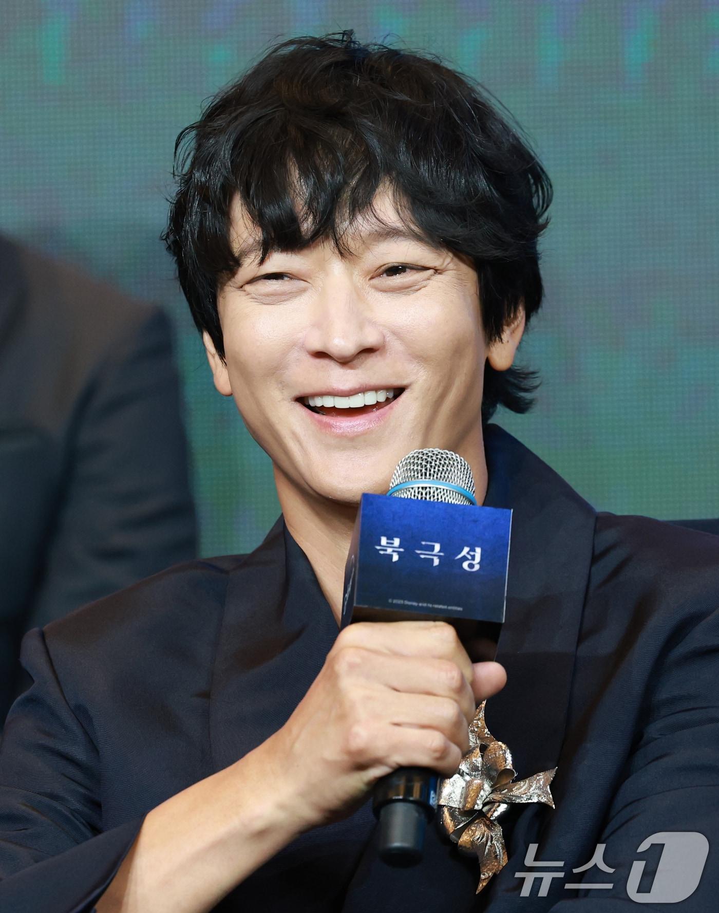 본문 이미지 - 배우 강동원이 2일 오전 서울 종로구 포시즌스 호텔에서 열린 디즈니 플러스 오리지널 시리즈 '북극성' 제작발표회에 참석해 인사말을 하고 있다. '북극성'은 유엔대사로서 국제적 명성을 쌓아온 문주(전지현 분)가 대통령 후보 피격 사건의 배후를 쫓는 가운데, 그녀를 지켜야만 하는 국적 불명의 특수요원 산호(강동원 분)와 함께 한반도를 위협하는 거대한 진실을 마주하는 이야기를 그린 드라마다. 2025.9.2/뉴스1 ⓒ News1 권현진 기자