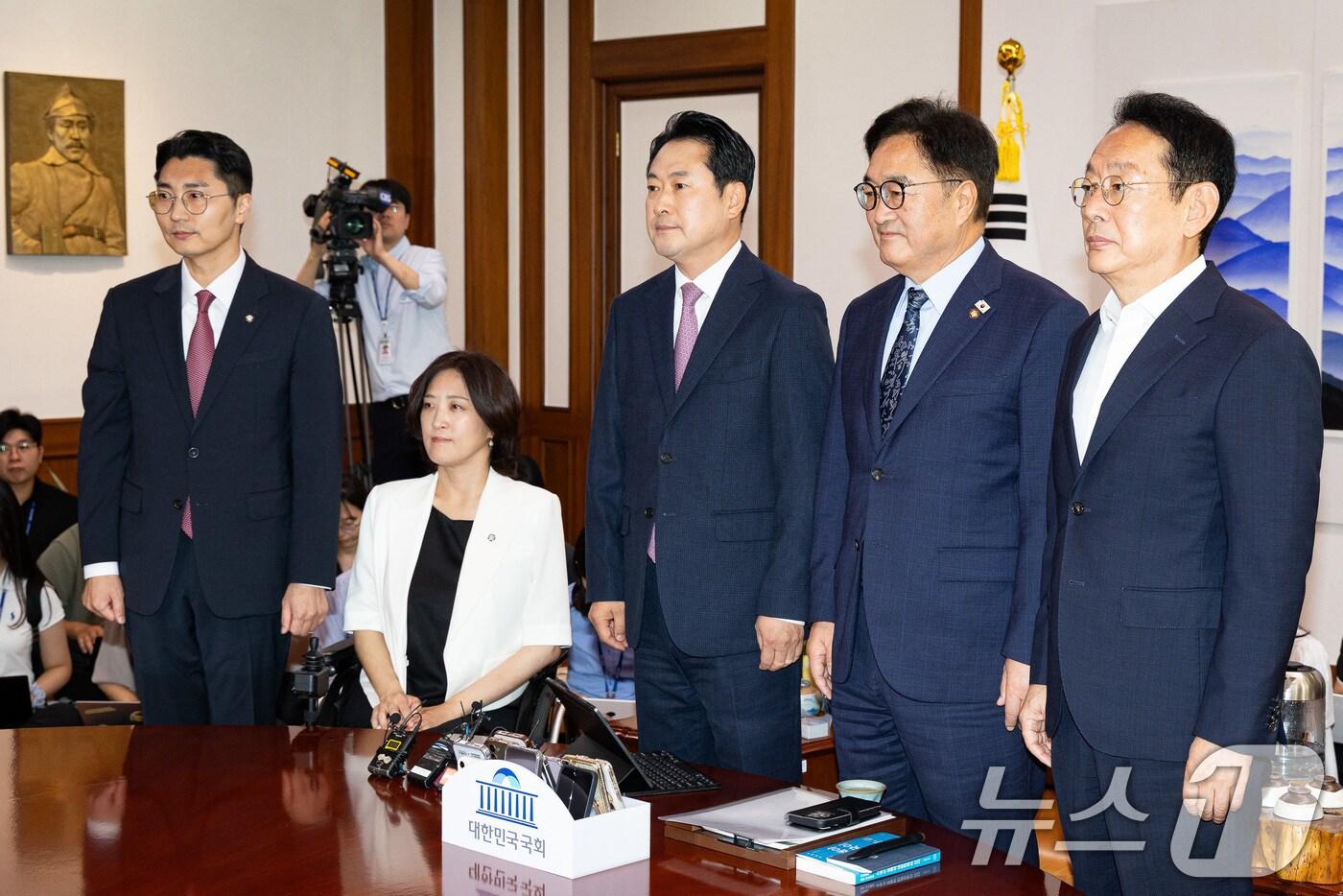 장동혁 국민의힘 대표가 2일 서울 여의도 국회에서 우원식 국회의장을 예방, 기념 촬영을 하고 있다. 왼쪽부터 박준태 당대표 비서실장, 최보윤 수석대변인, 장 대표, 우 의장, 김도읍 정책위의장. 2025.9.2/뉴스1 ⓒ News1 유승관 기자