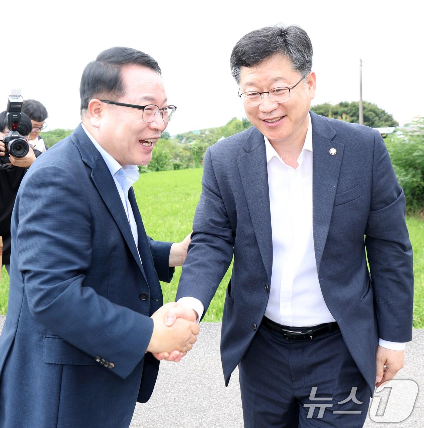 본문 이미지 - 안호영 환경노동위원회 위원장&#40;오른쪽&#41;이 2일 전북 익산시 왕궁 자연환경복원사업 관련 현장을 찾아 정헌율 익산시장과 인사를 나누고 있다. ⓒ News1 유경석 기자