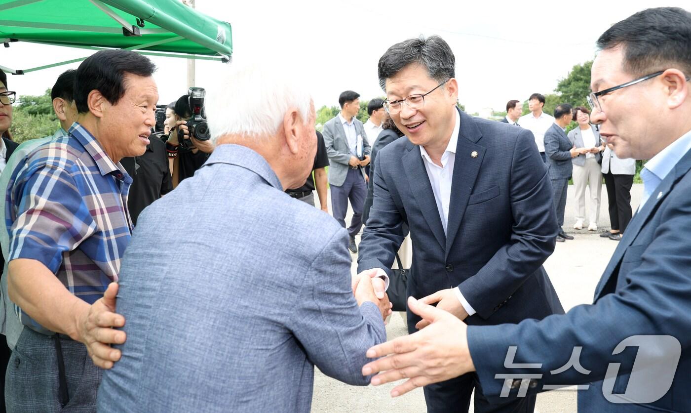 안호영 환경노동위원회 위원장&#40;오른쪽 두번째&#41;이 2일 전북 익산시 왕궁 자연환경복원사업 관련 현장을 찾아 주민들과 인사를 나누고 있다. 2025.9.2/뉴스1 ⓒ News1 유경석 기자