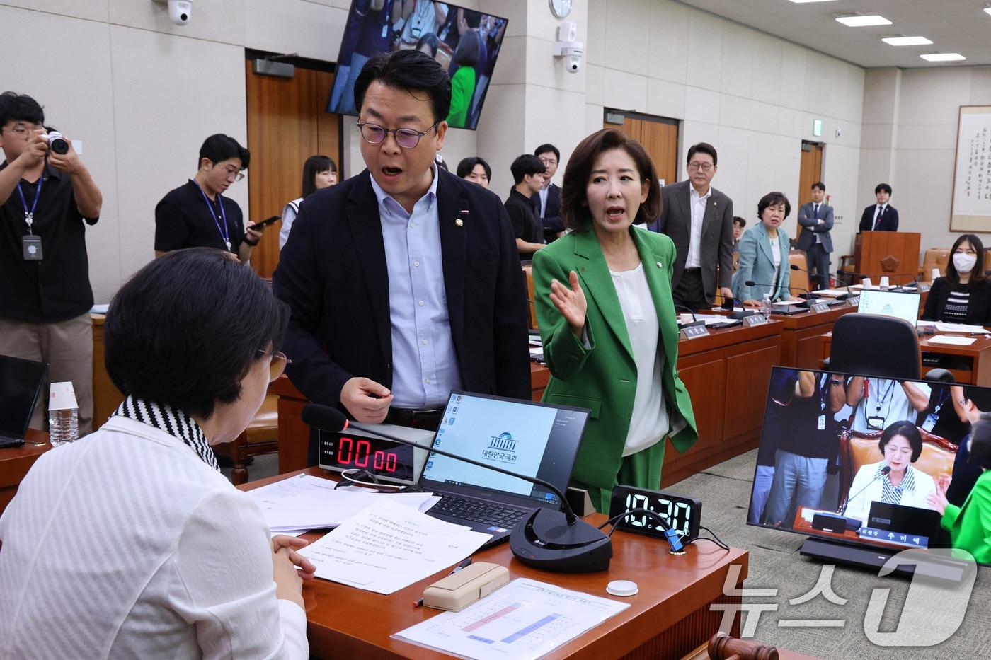 나경원 의원 등 국민의힘 법제사법위원회 위원들이 2일 오전 서울 여의도 국회에서 열린 법제사법위원회(법사위) 전체회의에서 검찰 개혁 공청회 계획의 건 의결을 두고 추미애 위원장에게 항의하고 있다. 2025.9.2/뉴스1 ⓒ News1 신웅수 기자