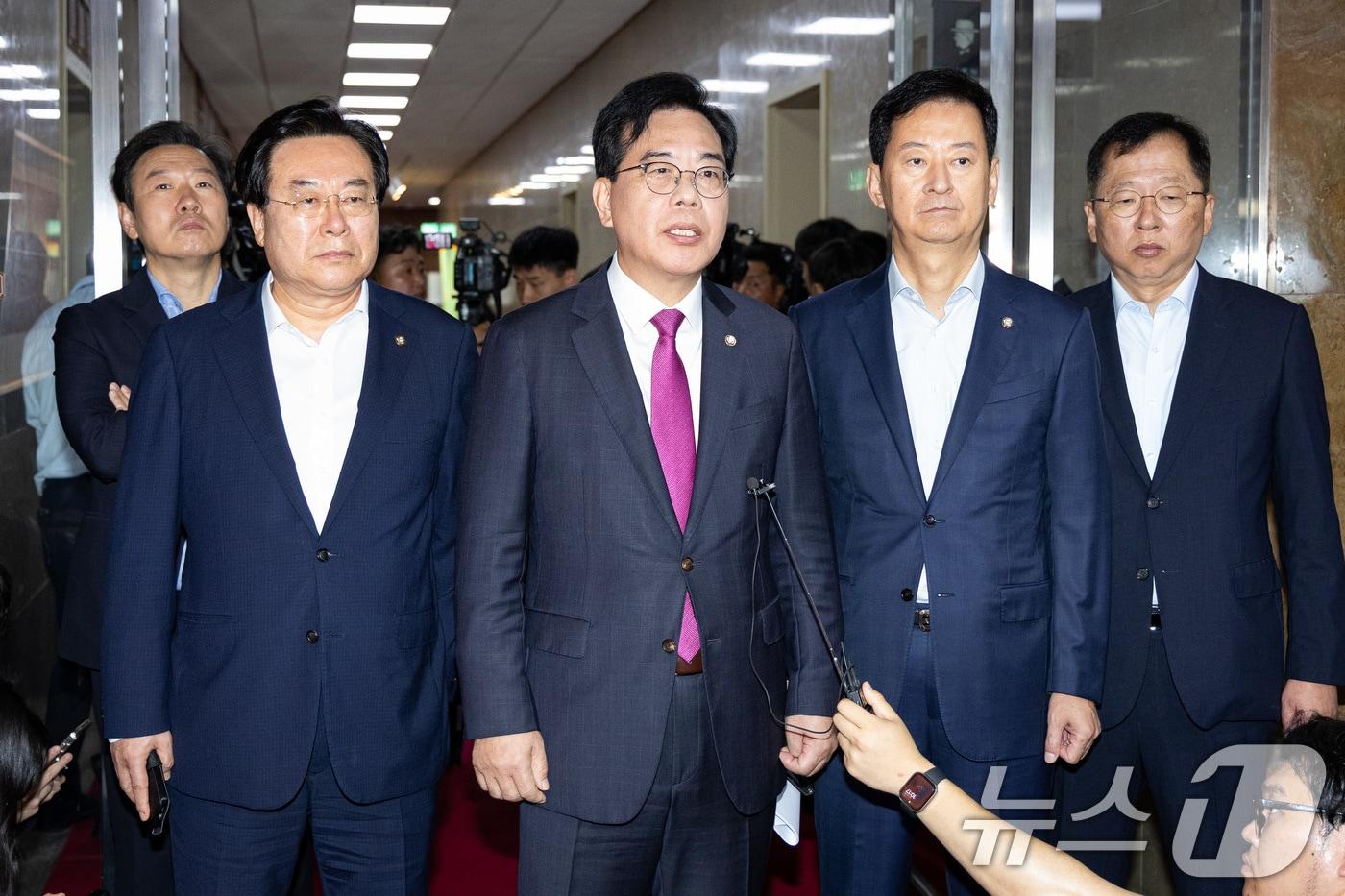 송언석 국민의힘 원내대표가 2일 서울 여의도 국회에서 내란특검의 추경호 의원 등에 대한 압수수색 시도와 관련해 우원식 국회의장을 항의방문 후 취재진과 만나 브리핑하고 있다. 2025.9.2/뉴스1 ⓒ News1 유승관 기자