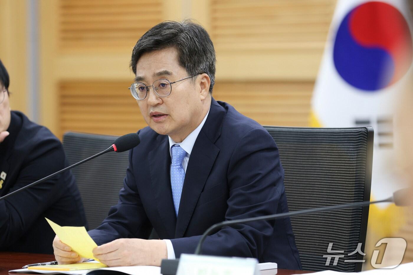 2일 오전 국회의원회관 제2세미나실에서 열린 국가간병책임제 실현을 위한 국회 토론회에서 김동연 경기도지사가 환영사를 하고 있다.&#40;경기도 제공. 재판매 및 DB금지&#41;