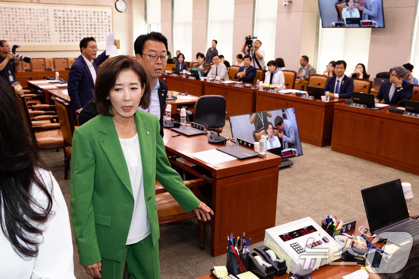 나경원 의원 등 국민의힘 의원들이 2일 서울 여의도 국회에서 열린 제429회 국회&#40;정기회&#41; 법제사법위원회 제1차 전체회의에서 추미애 법사위원장의 의사진행에 항의하며 퇴장하고 있다. 오른쪽에서 4번째가 더불어민주당 이성윤 의원. 2025.9.2/뉴스1 ⓒ News1 유승관 기자