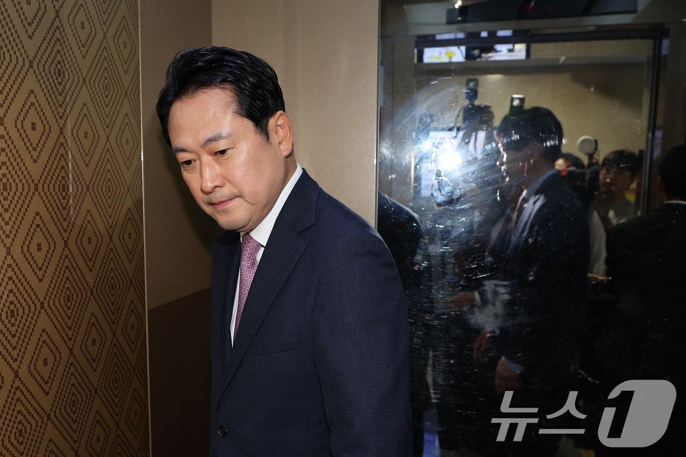 장동혁 국민의힘 대표가 2일 오후 압수수색 중인 서울 여의도 국회 추경호 의원실을 방문한 후 의원실을 나서고 있다. 2025.9.2/뉴스1 ⓒ News1 신웅수 기자