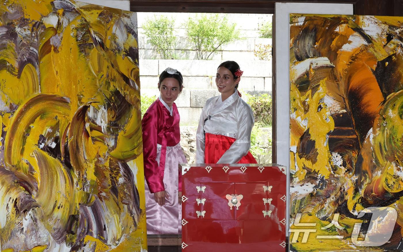 2일 서울 종로구 창덕궁 낙선재에서 열린 제3회 K-헤리티지 아트전 '낙선재遊(유) 이음의 합'을 찾은 외국인 관광객이 전시 작품을 관람하고 있다. 2025.9.2/뉴스1 ⓒ News1 장수영 기자