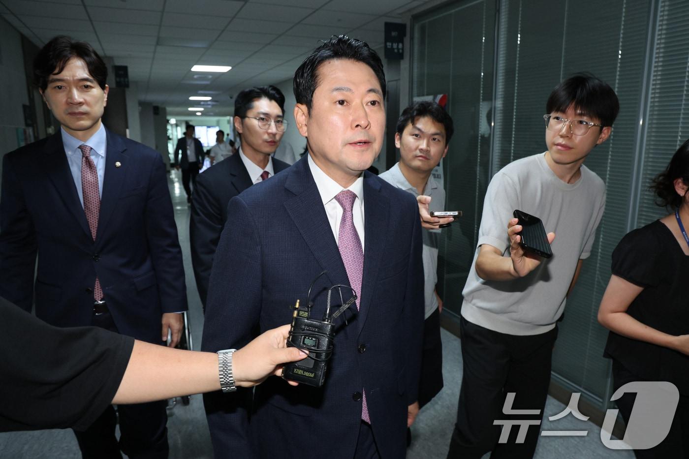 장동혁 국민의힘 대표가 2일 오후 압수수색 중인 서울 여의도 국회 추경호 의원실을 방문한 후 의원실을 나서고 있다. 2025.9.2/뉴스1 ⓒ News1 신웅수 기자