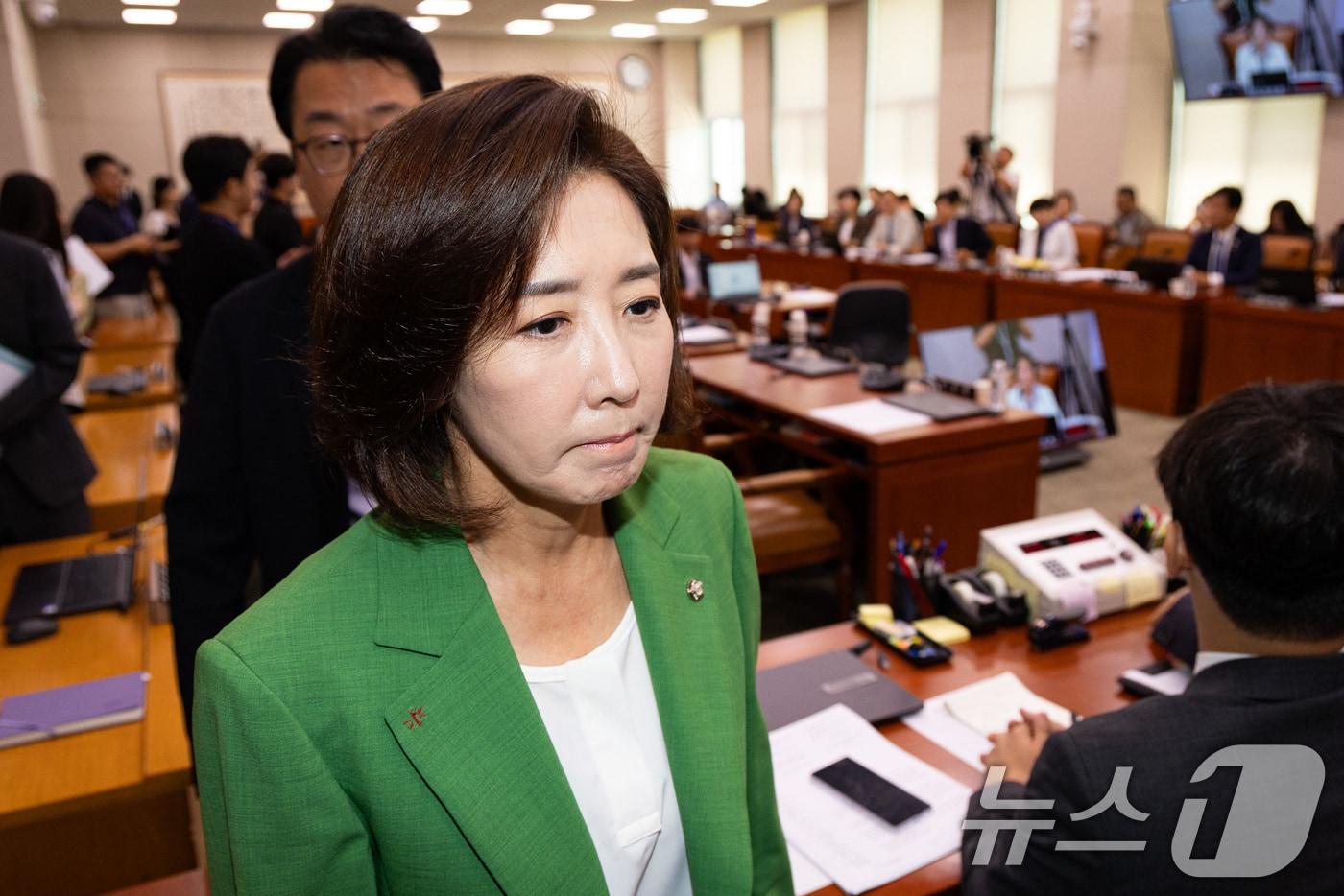 나경원 의원 등 국민의힘 의원들이 2일 서울 여의도 국회에서 열린 제429회 국회(정기회) 법제사법위원회 제1차 전체회의에서 추미애 법사위원장의 의사진행에 항의하며 퇴장하고 있다. 2025.9.2/뉴스1 ⓒ News1 유승관 기자