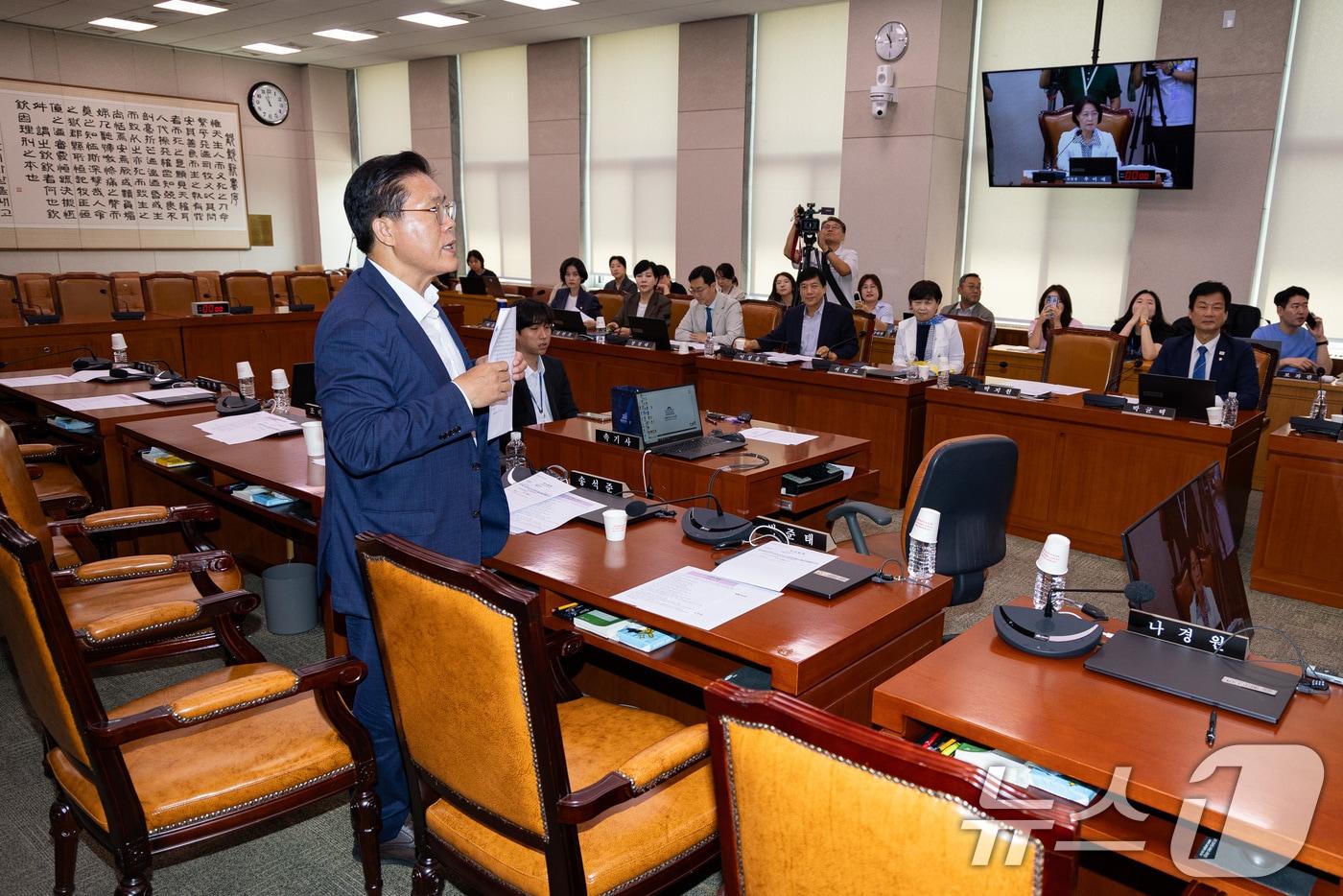 송석준 국민의힘 의원이 지난 2일 서울 여의도 국회에서 열린 제429회 국회(정기회) 법제사법위원회 제1차 전체회의에서 추미애 법사위원장의 의사진행에 항의하고 있다. 2025.9.2/뉴스1 ⓒ News1 유승관 기자