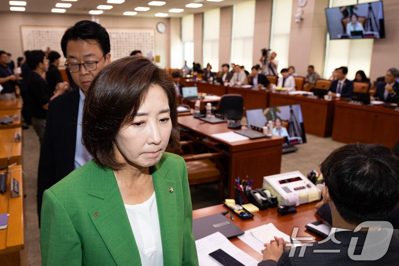 나경원 의원 등 국민의힘 의원들이 2일 서울 여의도 국회에서 열린 제429회 국회(정기회) 법제사법위원회 제1차 전체회의에서 추미애 법사위원장의 의사진행에 항의하며 퇴장하고 있다. 2025.9.2/뉴스1 ⓒ News1 유승관 기자