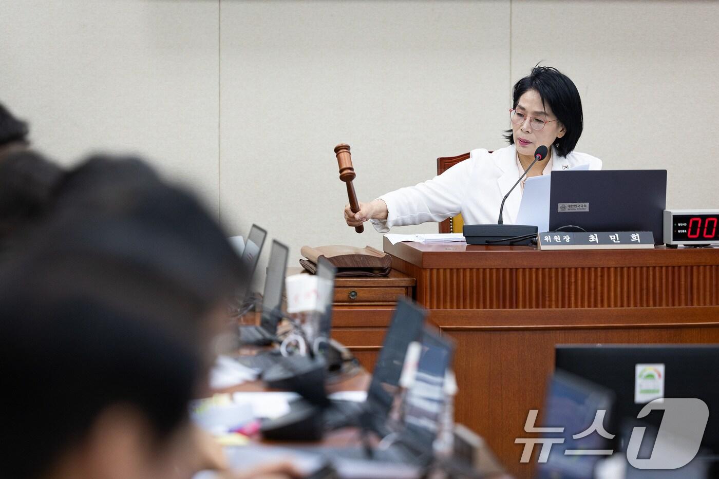 최민희 국회 과학기술정보방송통신위원장이 2일 서울 여의도 국회에서 열린 제429회 국회&#40;정기회&#41; 과학기술정보방송통신위원회 제1차 전체회의에서 의사봉을 두드리고 있다. 2025.9.2/뉴스1 ⓒ News1 유승관 기자