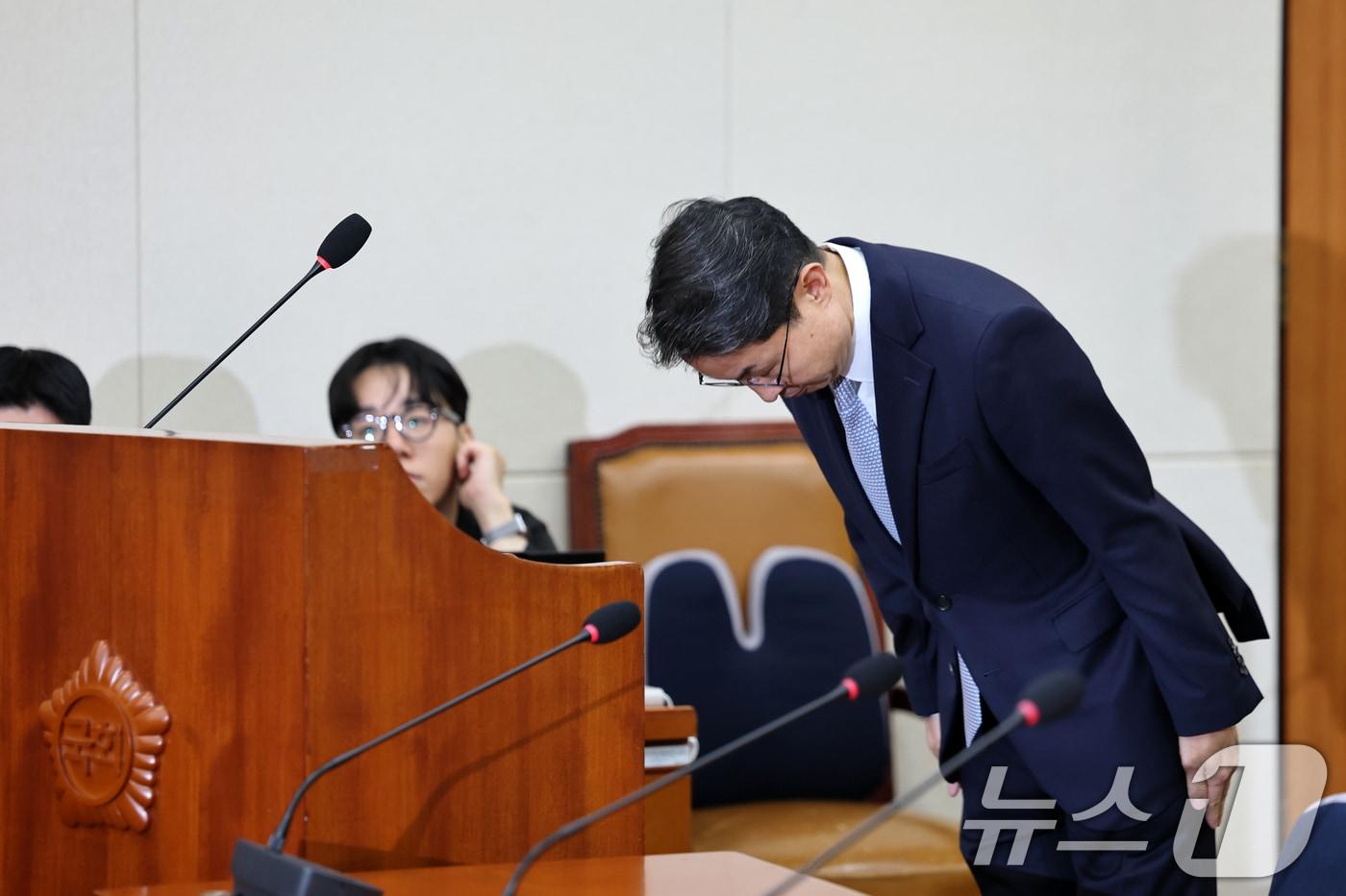 이억원 금융위원장 후보자 2일 서울 여의도 국회에서 열린 국회 정무위원회에서 열린 인사청문회에 출석해 인사말을 마치고 인사하고 있다. 2025.9.2/뉴스1 ⓒ News1 이승배 기자