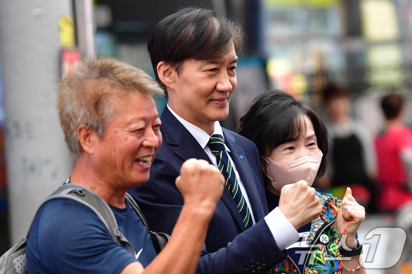 조국 조국혁신당 혁신정책연구원장이 2일 오후 경북 포항시 죽도시장에서 지지자들과 인사를 나누고 있다. 2025.9.2/뉴스1 ⓒ News1 최창호 기자