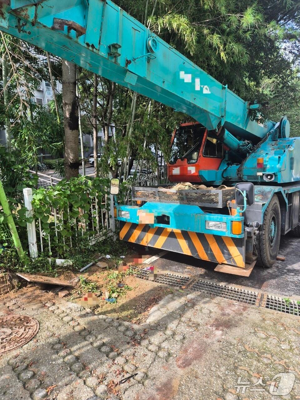본문 이미지 - 2일 오전 9시47분께 대전 동구 천동의 한 교회 신축공사 현장에서 70대 크레인 기사가 A 씨가 크레인에 깔리는 사고가 발생했다.(대전소방본부 제공) /뉴스1