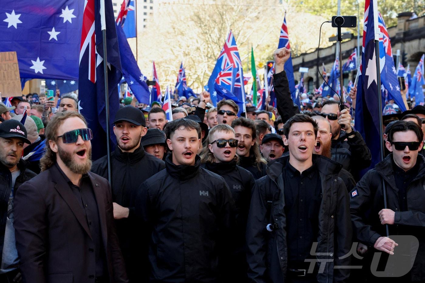 8월 31일&#40;현지시간&#41; 호주 시드니에서 열린 반&#40;反&#41;이민 집회 &#39;오스트레일리아를 위한 행진&#39;&#40;March for Australia&#41;에서 시위대가 호주 국기를 들고 행진하고 있다. 2025.08.31. ⓒ 로이터=뉴스1 ⓒ News1 윤다정 기자