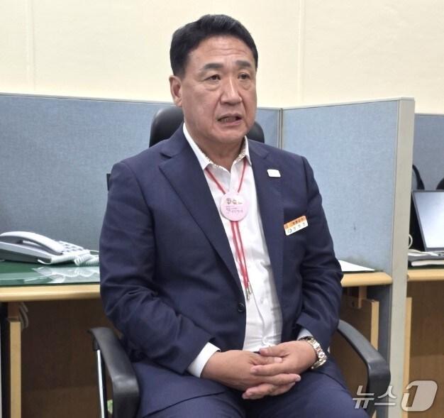 본문 이미지 - 2일 오후 정영철 영동군수가  &#39;기증재산 관리 소홀 및 부적정 처리 의혹 특정감사&#39;에 대한  중간 발표를 하고 있다. /뉴스1