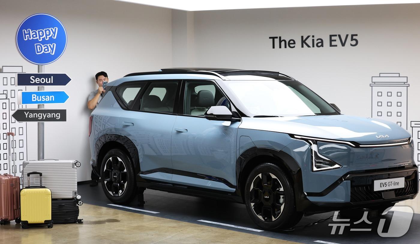  기아가 2일 서울 강남구 프로젝트 스페이스 라인에서 열린 &#39;EV5 미디어 테크 데이&#39;에서 자사 EV 브랜드의 첫 준중형 SUV 차량인 &#39;EV5&#39;를 선보이고 있다. 정통 SUV 바디타입을 적용한 패밀리 전용 전기차로, 8.14kWh의 NCM 배터리를 탑재해 1회 충전 주행가능 거리 460km를 확보하는 등 뛰어난 상품성을 갖춘 기아 EV5는 오는 4일부터 계약을 시작한다.ⓒ 뉴스1 오대일 기자