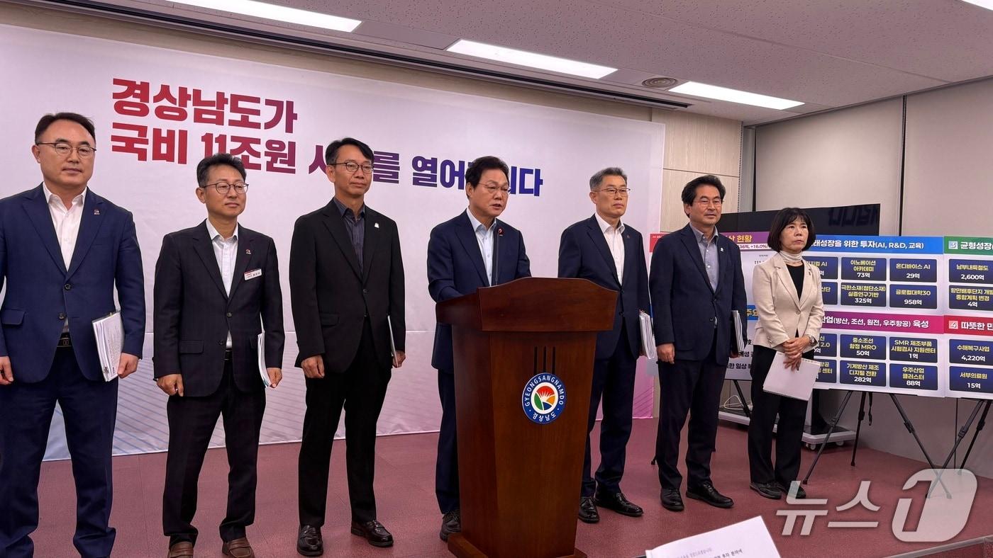 박완수 경남지사&#40;가운데&#41;가 2일 도청 프레스센터에서 정부 예산안 반영 브리핑을 하고 있다.2025.9.2/뉴스1 강정태 기자