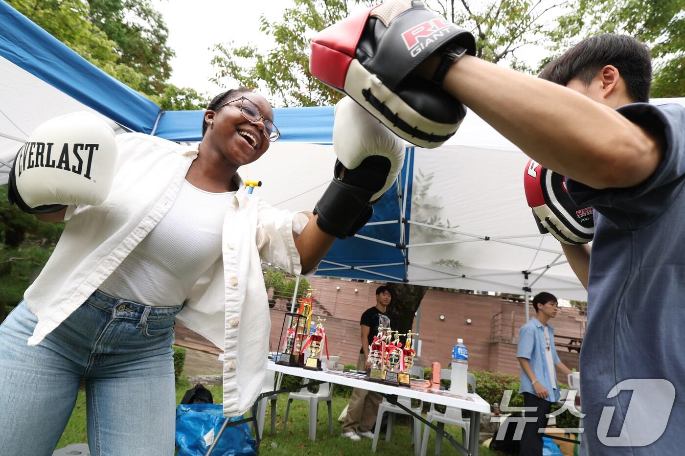 2일 오후 경기 수원시 영통구 아주대학교에서 열린 동아리 박람회에서 학생들이 다양한 동아리 체험을 하고 있다. 2025.9.2/뉴스1 ⓒ News1 김영운 기자
