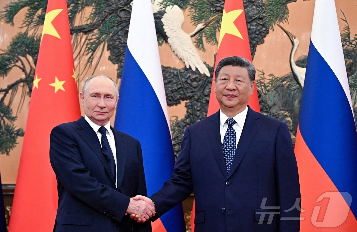 블라디미르 푸틴 러시아 대통령(왼쪽)이 2일(현지시간) 베이징에서 열린 정상회담에서 시진핑 국가주석과 악수하고 있다. 2025.9.2 ⓒ 로이터=뉴스1