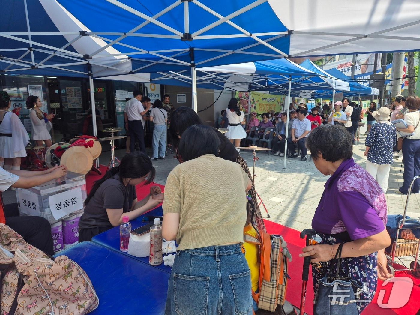 본문 이미지 - 골목형상점가 마케팅 모습.(광주 북구 제공. 재판매 및 DB 금지)
