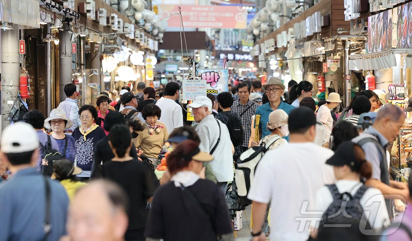 지난 2일 서울 시내 한 전통시장에서 장을 보는 시민들. &#40;자료사진&#41; /뉴스1 ⓒ News1 김진환 기자