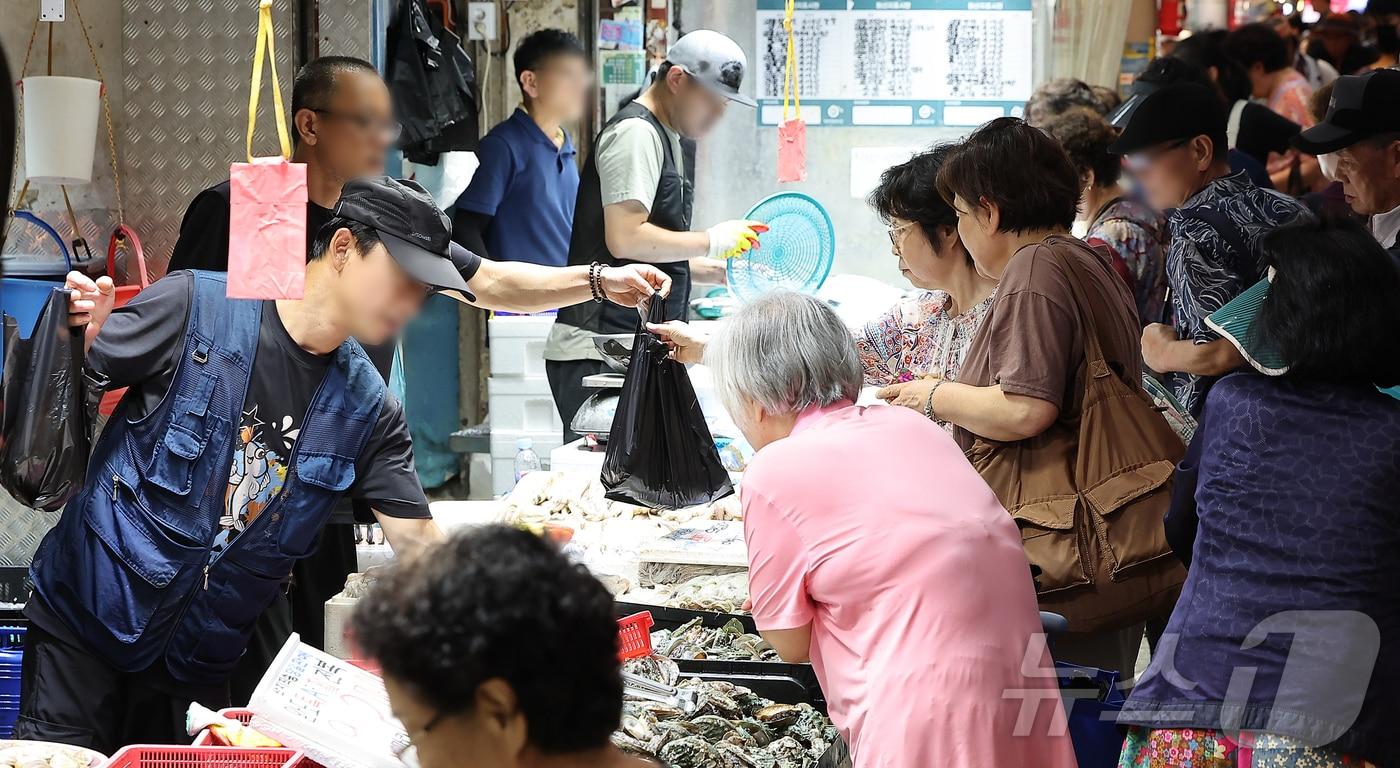지난 2일 서울 시내 한 전통시장 내 생선가게를 찾은 시민들이 장을 보고 있다. &#40;자료사진&#41; /뉴스1 ⓒ News1 김진환 기자