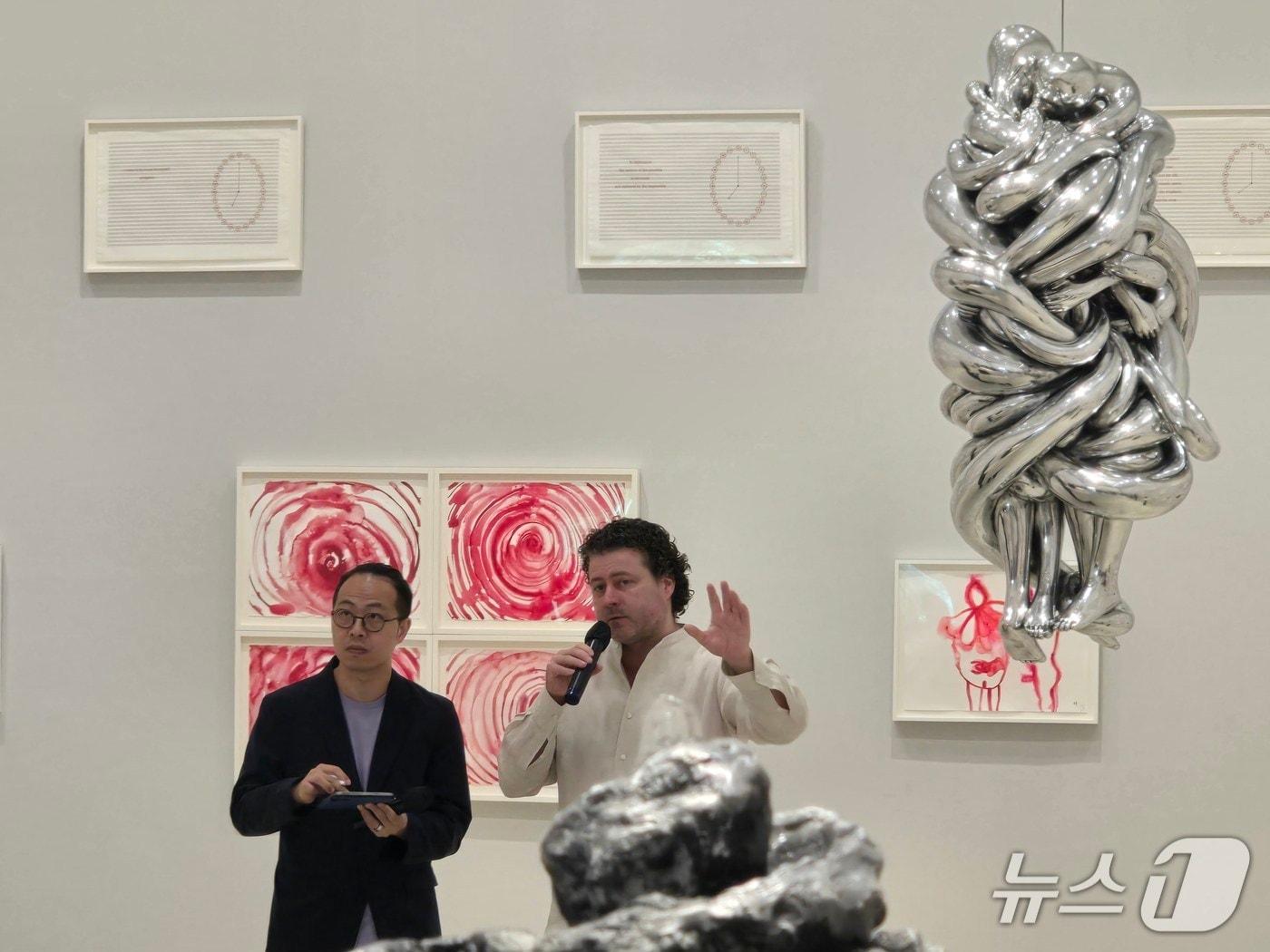 본문 이미지 - 2일 국제갤러리에서 열린 기자간담회에서 부르주아의 작품을 소장·운영하는 ‘이스턴 파운데이션’의 필립 라랏-스미스 큐레이터(오른쪽)가 작품을 설명하고 있다. ⓒ 뉴스1 김정한 기자
