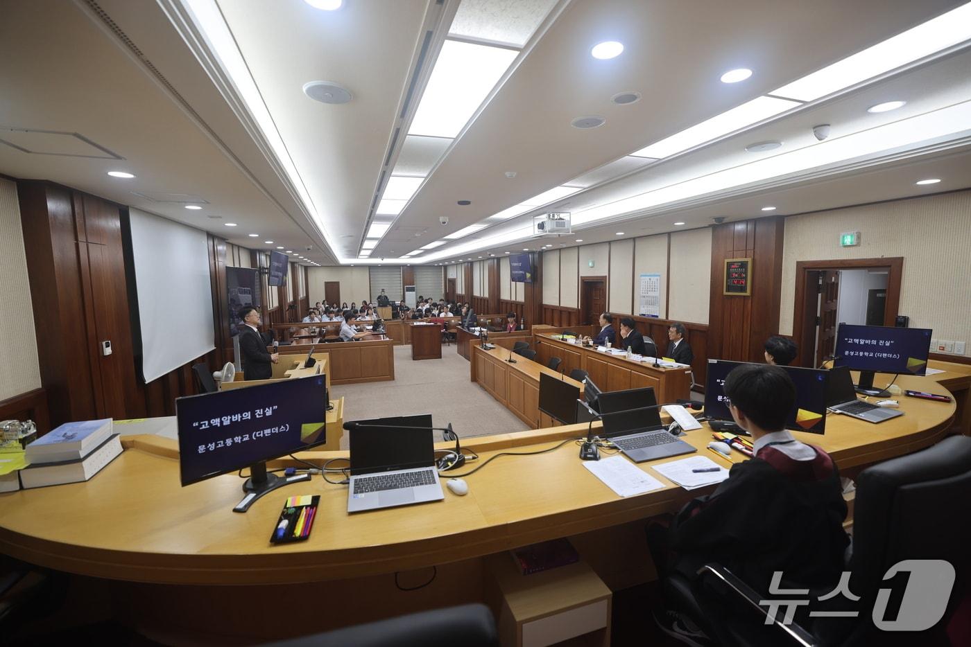 1일 광주법원 201호 대법정에서 고교생들이 현직 법관들과 함께 모의 재판을 진행하고 있다.&#40;광주지법 제공. 재판매 및 DB 금지&#41; 2025.9.2