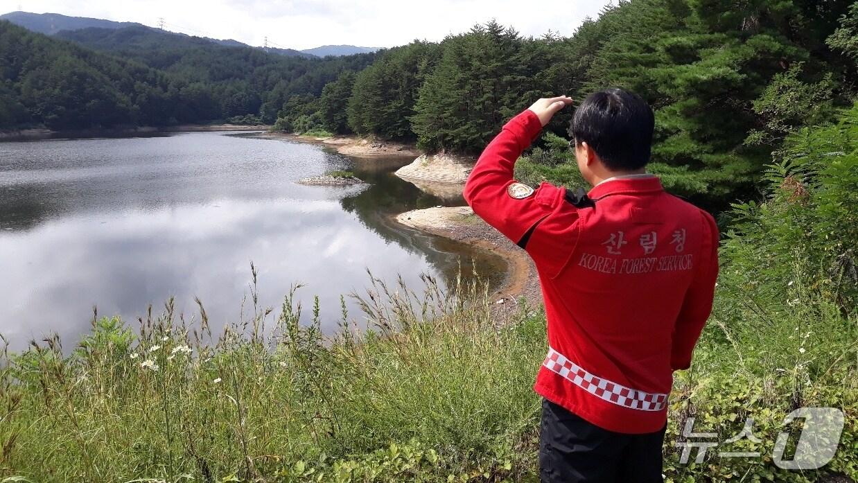 본문 이미지 - 관할 담수지 확인하는 동부산림청 관계자.&#40;동부산림청 제공, 재판매 및 DB 금지&#41; 2025.9.2/뉴스1