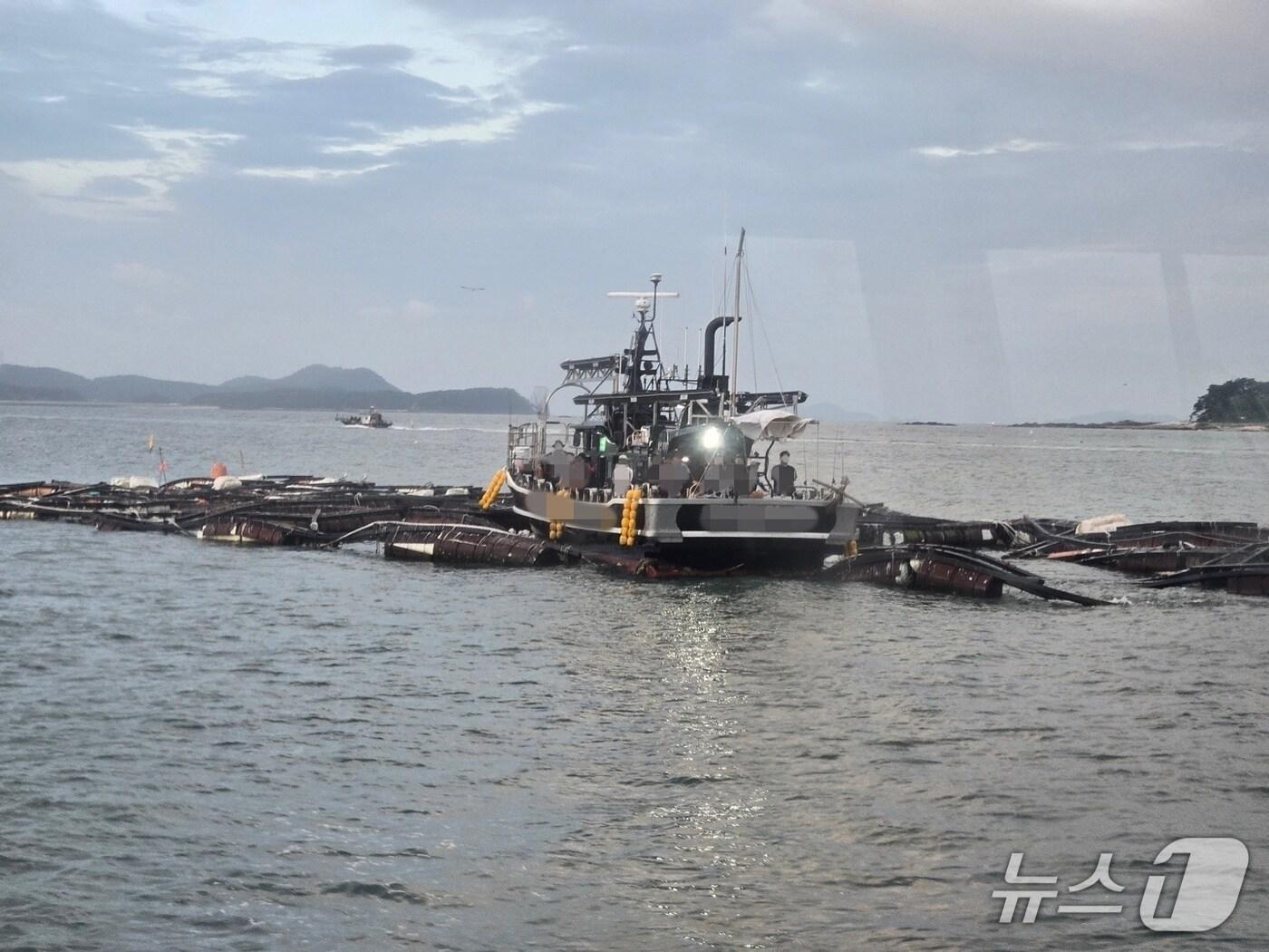 본문 이미지 - 보령 고대도 인근 해상에서 가두리 양식장에 올라타 고립된 낚시어선. (보령해양경찰서 제공, 재판매 및 DB금지) / 뉴스1