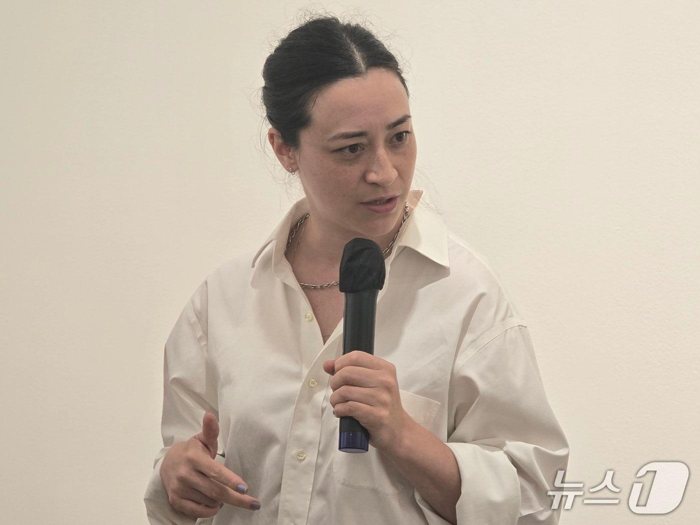 본문 이미지 - 2일 국제 갤러리에서 열린 기자간담회에서 갈라 포라스-김이 작품을 설명하고 있다. ⓒ 뉴스1 김정한 기자