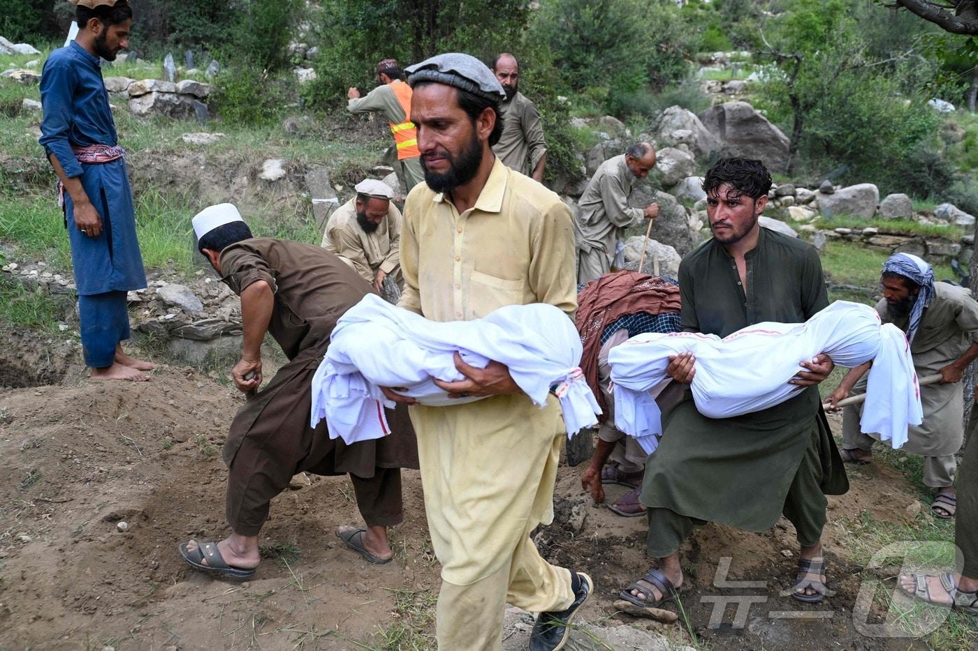 1일&#40;현지시간&#41; 아프가니스탄 동부 쿠나르주 누르갈 지역의 마자르다라 마을에서 지진 피해로 숨진 희생자들의 장례식을 위해 시신을 운반하는 주민들..2025.09.01. ⓒ AFP=뉴스1 ⓒ News1 권영미 기자