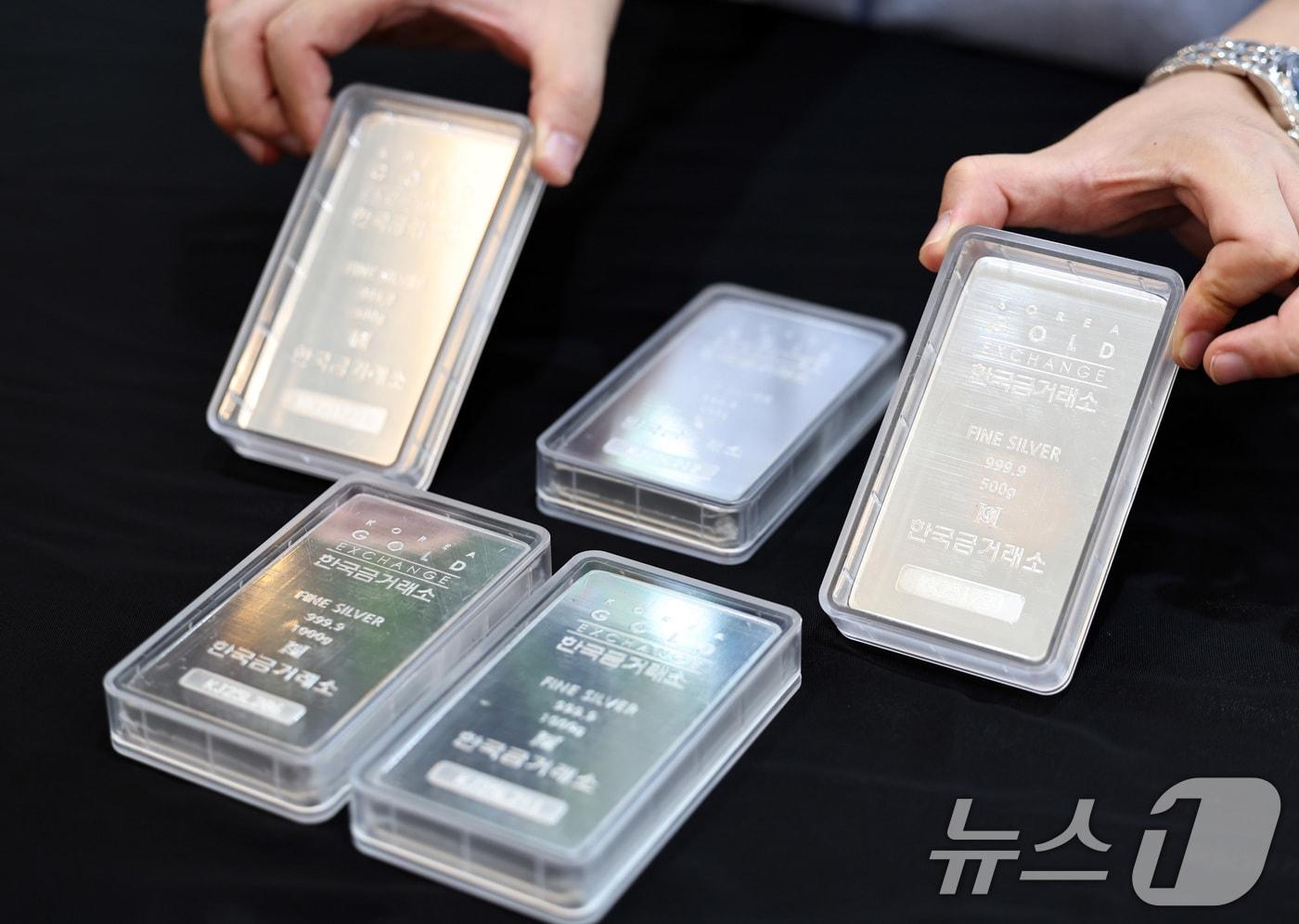 서울 종로구 한국금거래소에서 관계자가 실버바를 내보이고 있다. ⓒ News1 구윤성 기자