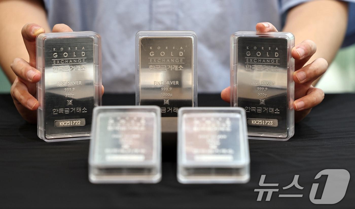 금과 은 가격이 급등세를 보이는 2일 서울 종로구 한국금거래소에서 관계자가 실버바를 내보이고 있다. 1일&#40;현지시간&#41; 런던 거래에서 금 선물 가격은 온스당 3475달러로 거래되며 4월 기록한 최고가 3454달러를 넘어섰다. 현물 시장에서 금은 온스당 3489달러까지 상승해 사상 최고치에 단 11달러 차이로 접근했다. 은 가격은 2.6% 상승해 온스당 40.76달러를 기록해 올해 들어서만 40% 넘게 올랐다. 2025.9.2/뉴스1 ⓒ News1 구윤성 기자