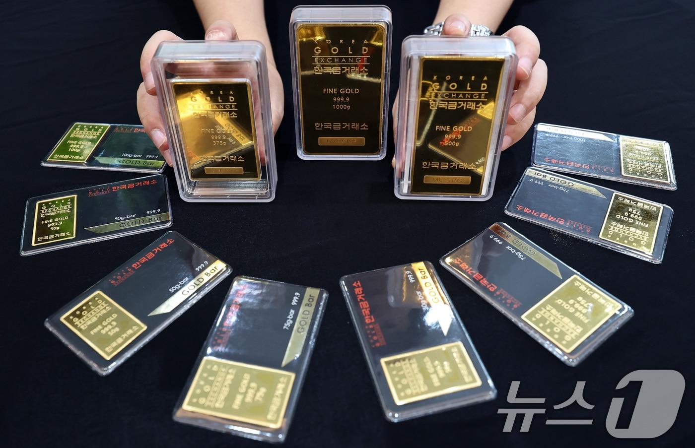금과 은 가격이 급등세를 보이는 2일 서울 종로구 한국금거래소에서 관계자가 골드바를 내보이고 있다.  2025.9.2/뉴스1 ⓒ News1 구윤성 기자