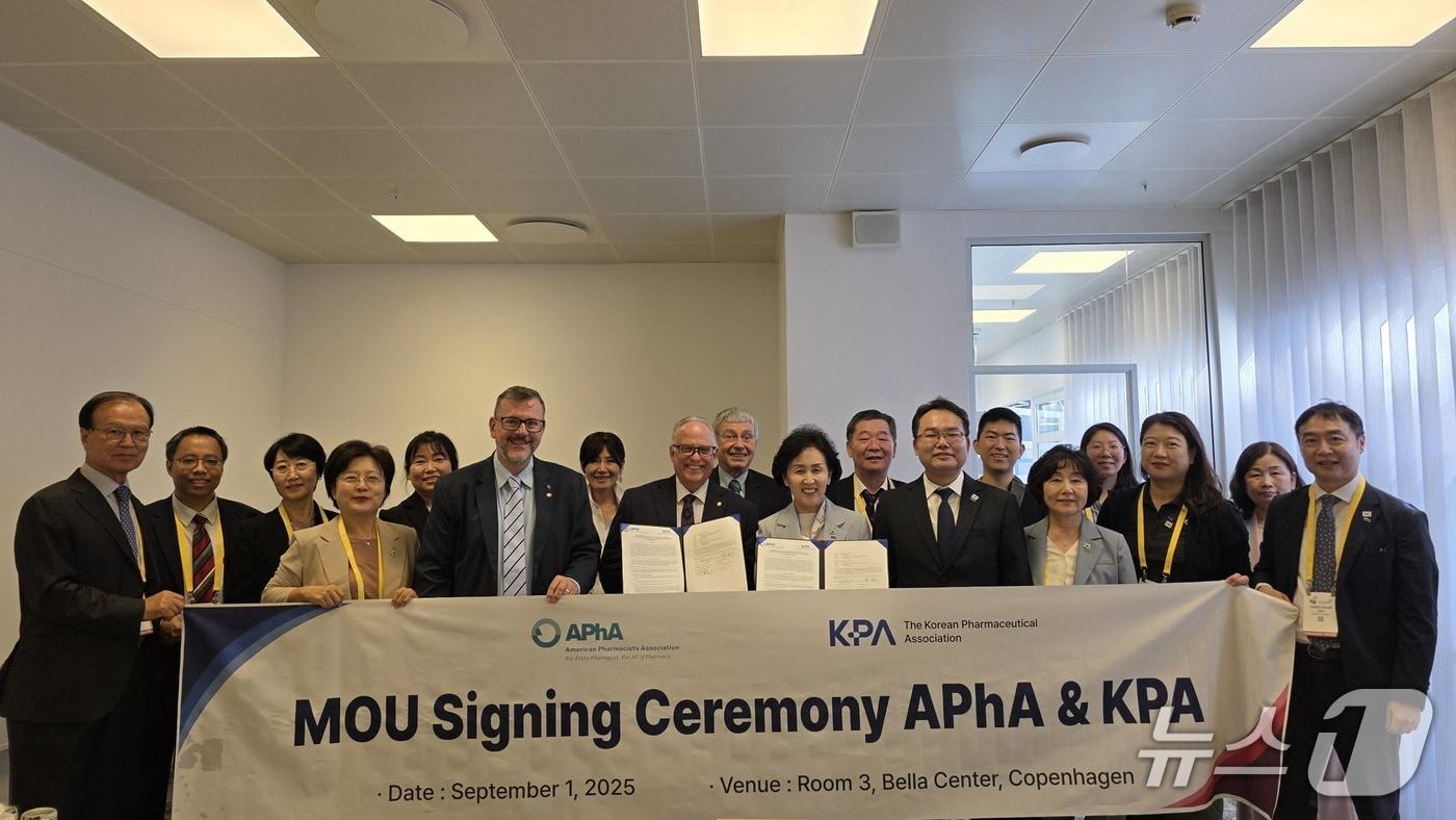 대한약사회는 미국약사회&#40;APhA&#41;와 지난 1일 덴마크 코펜하겐에서 이런 내용의 약사 협력에 관한 업무협약&#40;MOU&#41;을 체결했다고 2일 밝혔다.&#40;대한약사회 제공&#41;