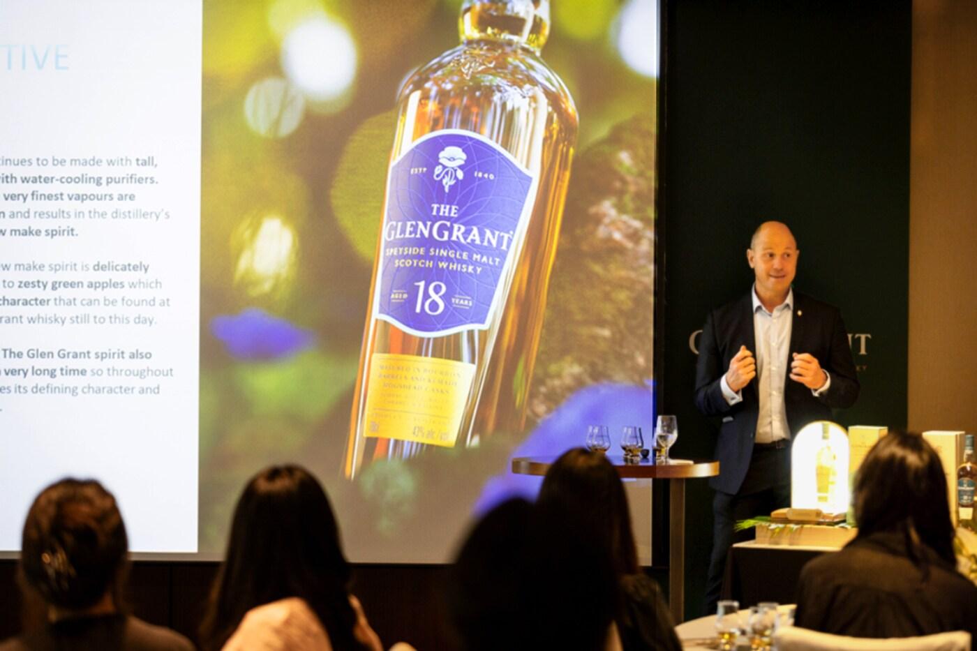 지난 31일 서울시 중구 장충동 서울신라호텔에서 진행된 '더 글렌그란트' 마스터 클래스에서 마스터 디스틸러인 그렉 스테이블스(Greig Stables)가 발언하고 있다(신라면세점 제공).