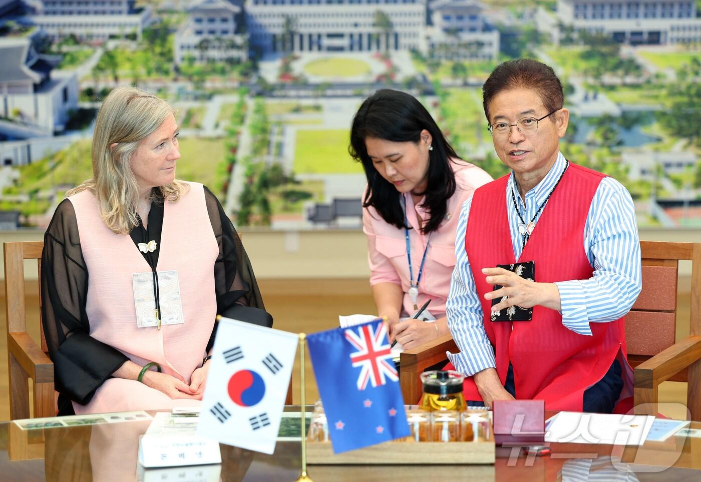 이철우 경북지사는 2일 도청을 방문한 돈 베넷(Dawn Bennet) 주한 뉴질랜드 대사와 만나 올해 경주에서 열리는 APEC 정상회의의 성공 개최와 농업·청년·문화 등 다양한 분야 협력 확대 방안을 논의했다.(경북도 제공,재판매 및 DB 금지)/뉴스1